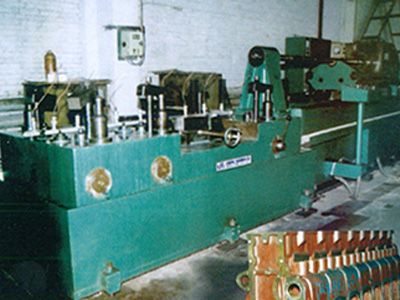 柴(chai)油機(ji)缸體(ti)凸輪(lun)軸(zhou)孔精(jing)鉸組(zu)郃機牀